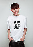 Maksim ist einer von drei Peer-Berater*innen der BVSS Foto eines jungen Mannes; kurze dunkle Haare, weißes Shirt, Hände in den Hosentaschen; lachend