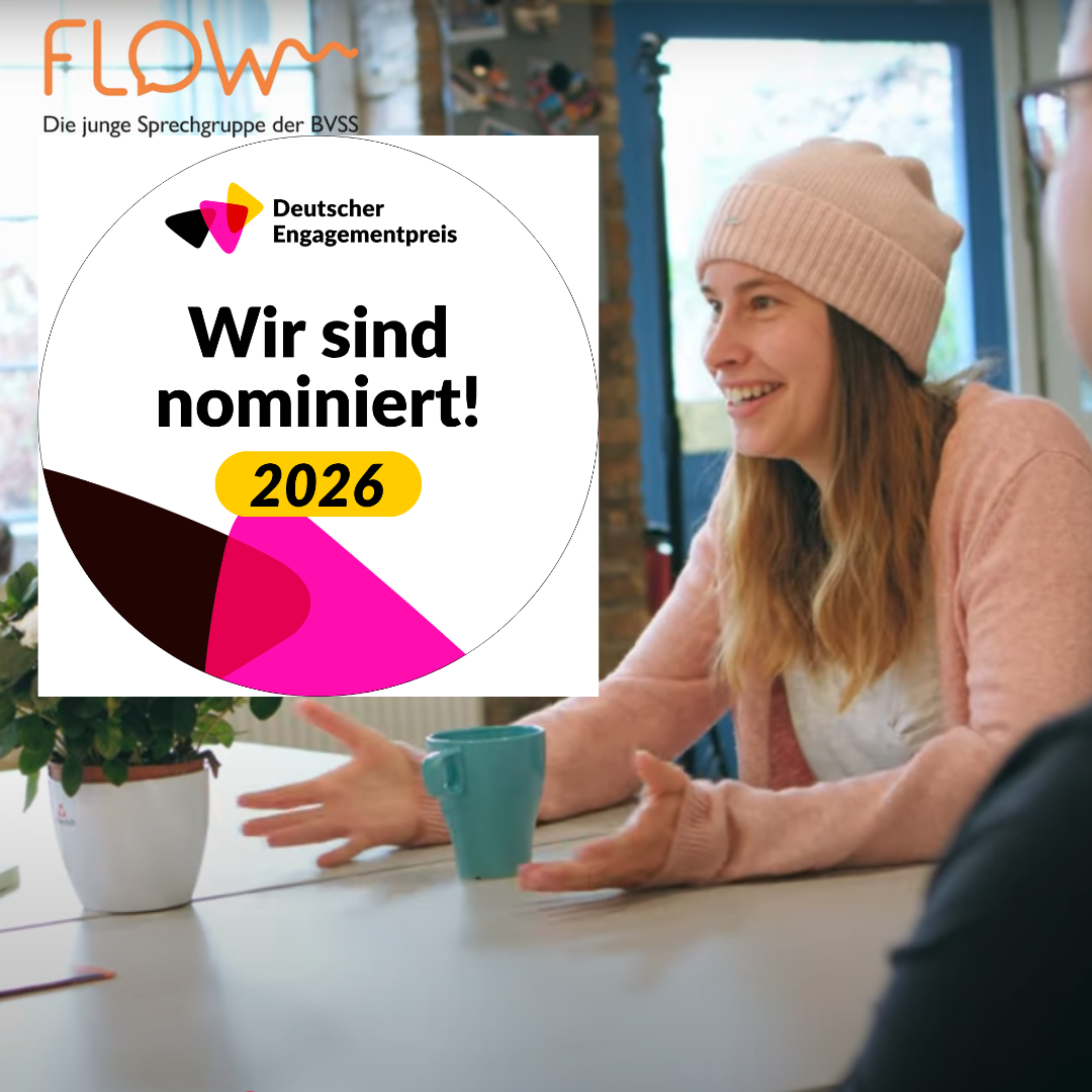 Symbolbild: Logo für die Nominierung zum Deutschen Engagementpreis 2026 auf Foto einer jungen Frau mit Mütze, am Tisch sitzend und sich freuend